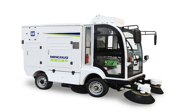 英吉沙四轮扫路车MN-S1800配备240L标准垃圾桶